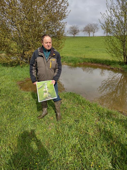 Uli Messlinger erklärt die Bedeutung der Kleingewässer für den Hochwasserschutz