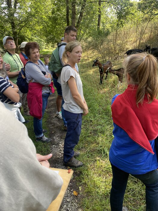 Ziegenhirtin stellt ihre Herde vor.